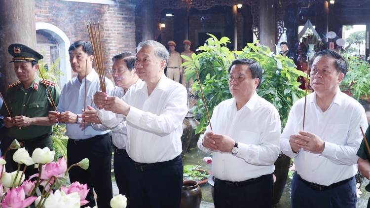 Thời sự 21h30 11/10/2025: Tổng Bí thư Tô Lâm dâng hương tưởng nhớ Chủ tịch Hồ Chí Minh tại Nghệ An