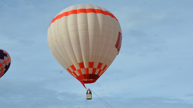 Bầu trời Đà Lạt bừng sáng sắc màu khinh khí cầu mùa lễ hội