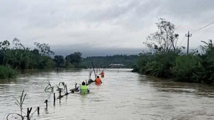 Quảng Trị: 3 em nhỏ bị nước cuốn khi qua đập tràn, 1 em mất tích