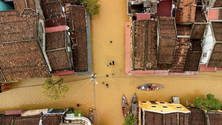 Hội An ngập lụt, du khách thích thú trải nghiệm