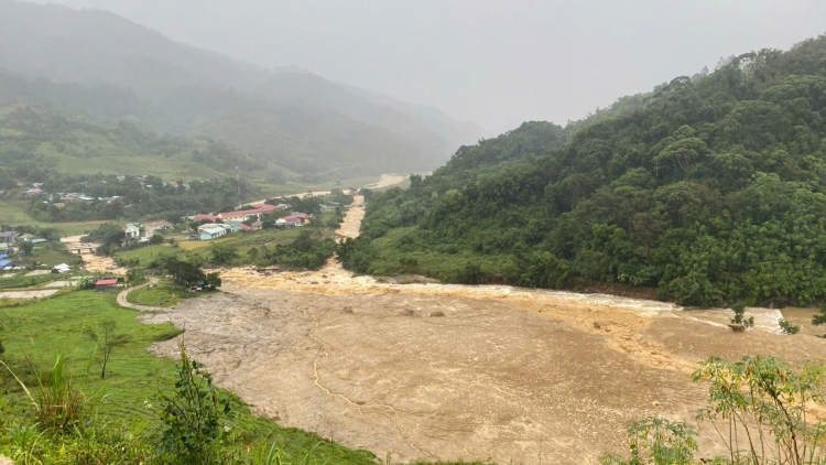 Quảng Ngãi khẩn trương di dời dân vùng sạt lở