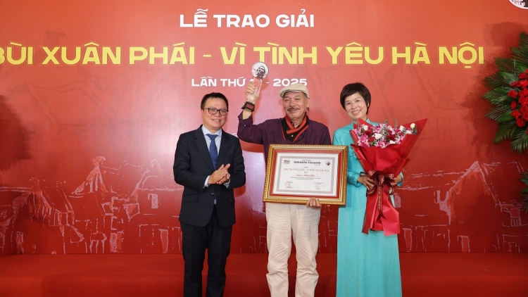 Nhạc sĩ Trần Tiến nhận giải thưởng Bùi Xuân Phái - Vì tình yêu Hà Nội