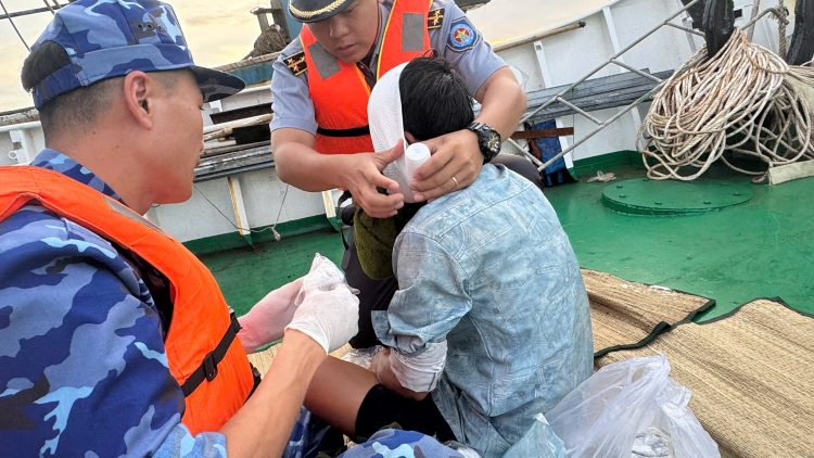 Tàu Kiểm ngư KN-201 tiếp tục kịp thời cứu nạn ngư dân trên biển