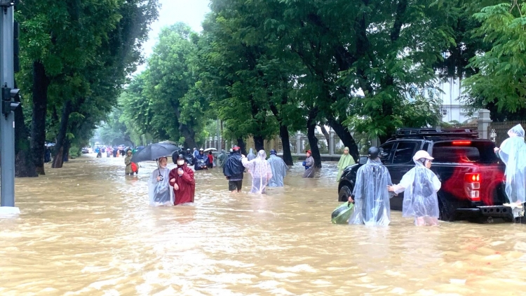 Thời tiết ngày 28/10/2025: Bắc Bộ ngày nắng, miền Trung mưa to kéo dài