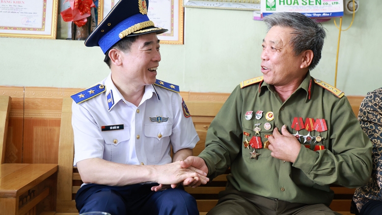 Cảnh sát biển Việt Nam phối hợp thực hiện công tác dân vận tại Đặc khu Cô Tô