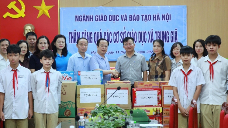 Hà Nội: Ngành Giáo dục trao 40 tấn hàng hỗ trợ hai xã chịu thiệt hại nặng do bão số 11