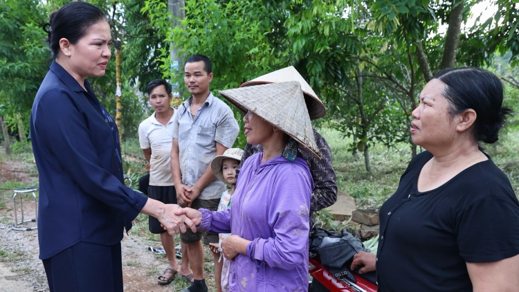 Phó Chủ tịch MTTQ Việt Nam  Hà Thị Nga thăm hỏi, tặng quà người dân xã Kép, tỉnh Bắc Ninh