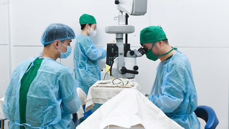 Mổ mắt miễn phí cho 300 người bệnh tại các tỉnh bị ảnh hưởng bão lũ