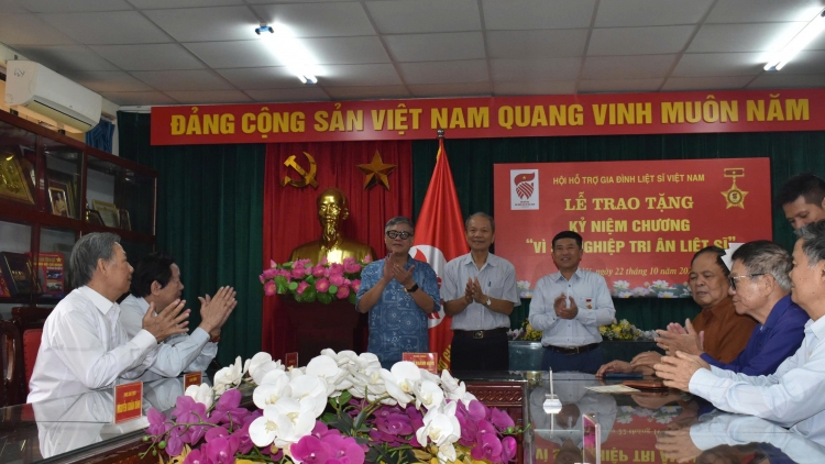 Trao tặng Kỷ niệm chương “Vì sự nghiệp tri ân liệt sĩ”