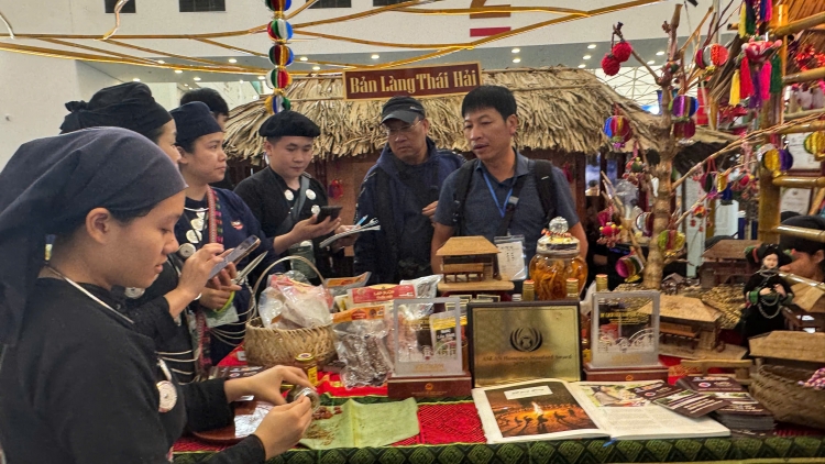 Hội chợ Mùa Thu lần thứ nhất: Gắn thương mại với văn hóa truyền thống