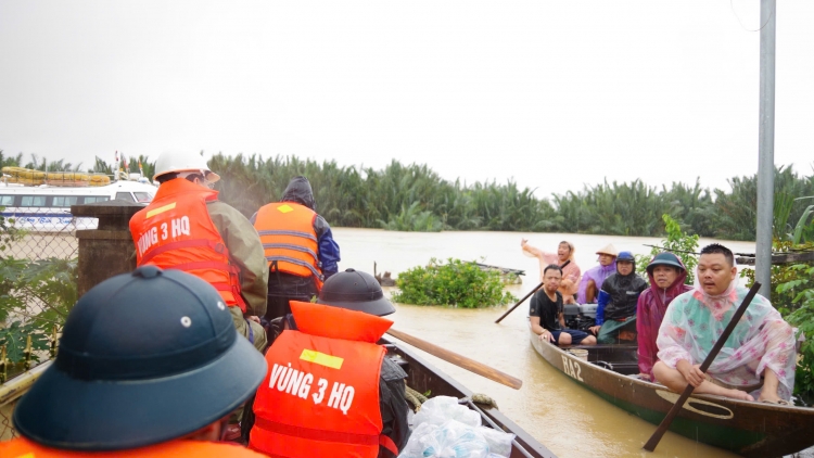 Bộ đội Hải quân tiếp tế lương thực, thực phẩm cho người dân vùng lũ