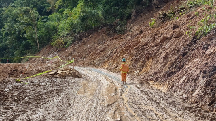 Khánh Hòa: Thôn Bậc Rây 1 vẫn cô lập, tiếp tế phải gùi bộ vượt sạt lở