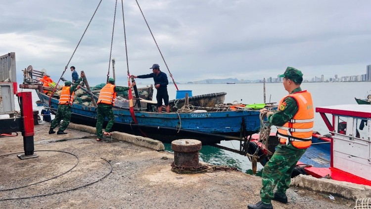 Miền Trung: Chạy đua cứu trợ và ứng phó với bão số 13