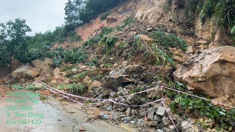 Xuất hiện thêm điểm sạt lở mới, cấm xe lên cao tốc La Sơn- Hòa Liên