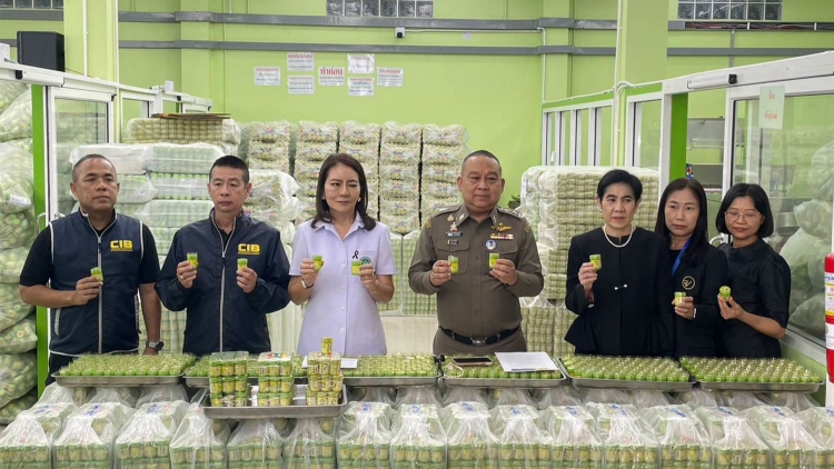 Thái Lan đột kích cơ sở sản xuất trái phép, thu giữ hơn 2 triệu lọ hít mũi thảo dược Hong Thai