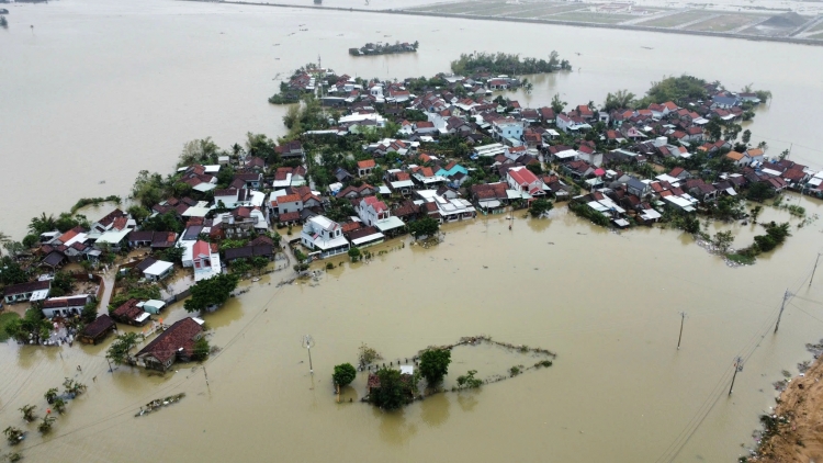 Hỗ trợ người dân gượng dậy sau trận lũ lịch sử