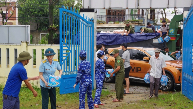 Hội phụ nữ lực lượng vũ trang: Lan tỏa yêu thương, sẻ chia khó khăn sau lũ