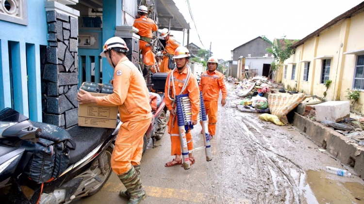 Nỗ lực cấp lại điện cho bà con vùng lũ Đắk Lắk 