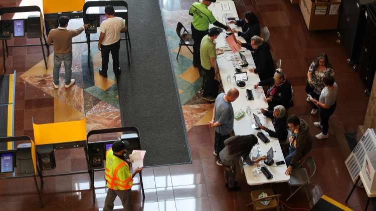 Người lao động Mỹ không được trả lương dù vẫn phải đi làm