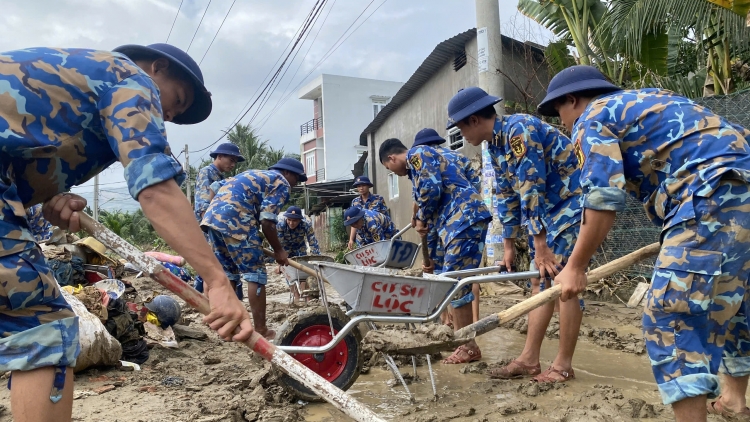 Lữ đoàn 101 tích cực giúp nhân dân Khánh Hòa: "Nước rút đến đâu, giúp dân khắc phục đến đó”