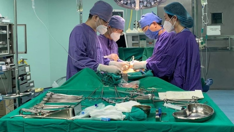 Cắt bỏ u tuyến tiền liệt "khủng" 600 gram cho cụ ông 83 tuổi