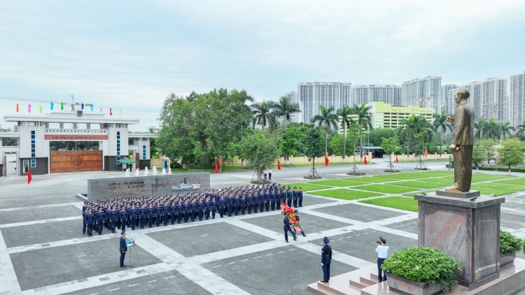 Đoàn đại biểu Cảnh sát biển dâng hoa, dâng hương tưởng nhớ Chủ tịch Hồ Chí Minh