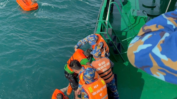 Vùng 5 Hải quân kịp thời cứu vớt hai thuyền viên gặp nạn trên biển