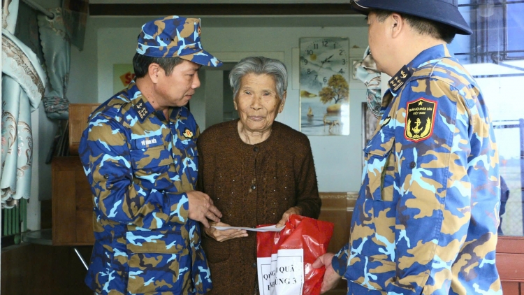 Quân chủng Hải quân hỗ trợ, tặng quà Nhân dân bị ảnh hưởng mưa, lũ lụt tại thành phố Đà Nẵng, Huế