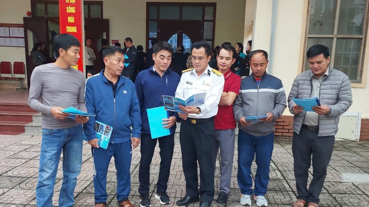 Vùng 1 Hải quân tuyên truyền chống khai thác hải sản bất hợp pháp cho 900 ngư dân Nghệ An 