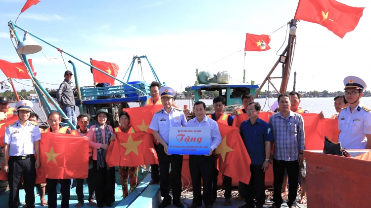 Vùng 5 Hải quân: Điểm tựa vững chắc cho ngư dân – xây dựng thế trận lòng dân trên biển vững chắc