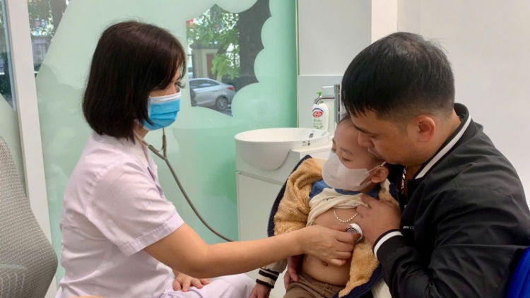 Thời tiết giao mùa, gia tăng trẻ em và người già nhập viện