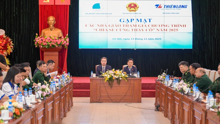 Bộ Giáo dục và Đào tạo gặp mặt các nhà giáo tham gia Chương trình “Chia sẻ cùng thầy cô” năm 2025