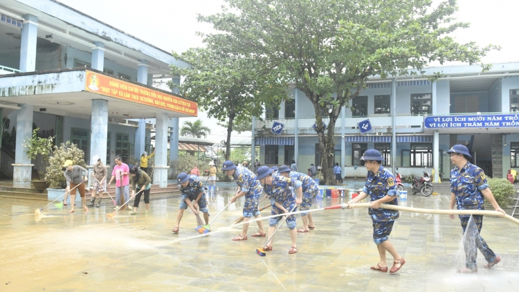 Những người lính Ra đa giúp Nhân dân khắc phục hậu quả sau đợt mưa lũ