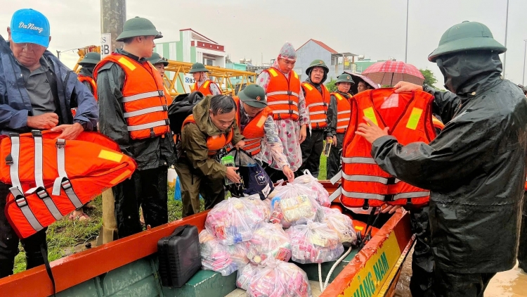 Để những món quà cứu trợ kịp thời đến với người dân bị ảnh hưởng mưa lũ