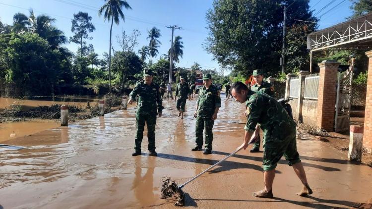 Bộ đội biên phòng Đắc Lắc khẩn trương khắc phục hậu quả lũ lụt tại Buôn Đôn