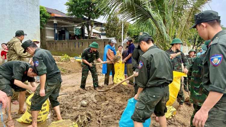 Đà Nẵng: Sạt lở đất vùi lấp 6 nhà dân, 1 người bị thương được cứu sống