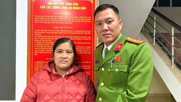 Trả lại trang sức cho người phụ nữ bỏ quên trong áo quần từ thiện