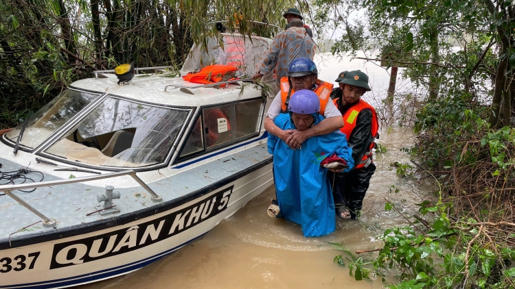 Đắk Lắk dồn lực mở đường cứu dân ở tâm lũ phía Đông