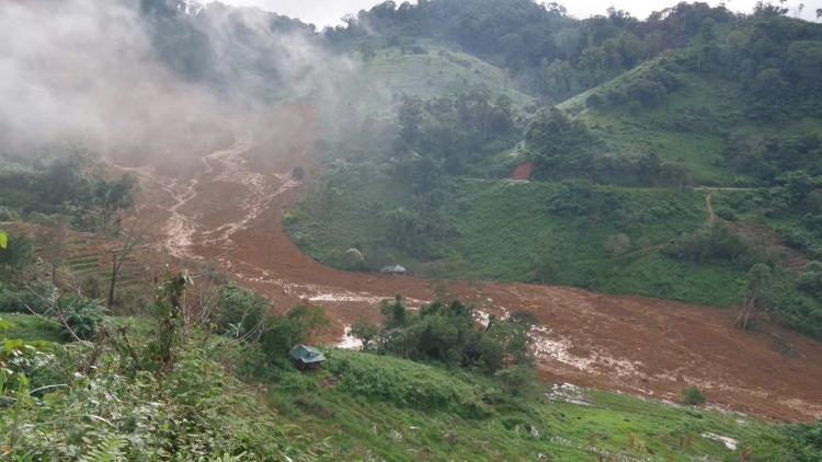 Đà Nẵng: Khu vực sạt lở tiếp tục dịch chuyển, lực lượng chưa thể tiếp cận tìm kiếm 3 người mất tích