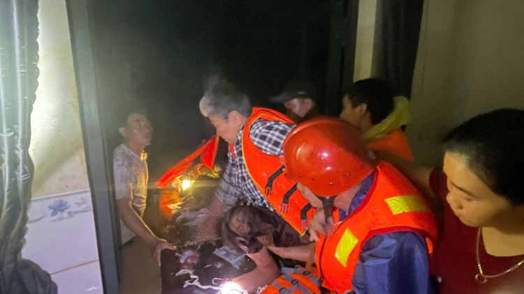 Khánh Hòa: Nhiều khu vực vẫn ngập sâu trong đêm, lực lượng chức năng dầm mình cứu dân