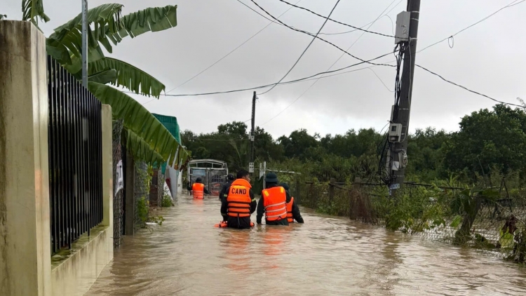 Mưa lũ dâng cao trong đêm, nhiều khu vực ở Khánh Hòa bị chia cắt, khẩn cấp sơ tán dân