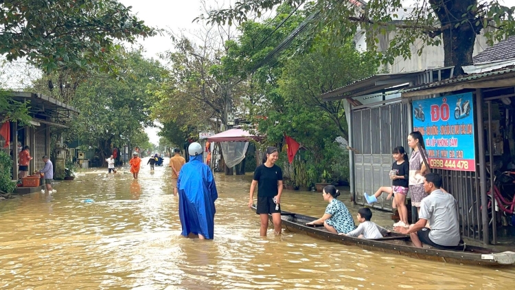 Người dân Huế ứng phó đợt mưa lũ thứ tư trong vòng 20 ngày