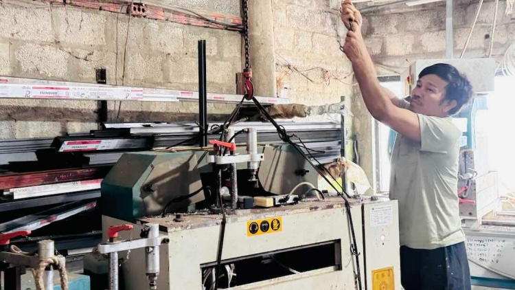 Lũ về vùng trũng trong đêm, dân dùng ròng rọc kéo máy móc nặng cả tấn lên cao 