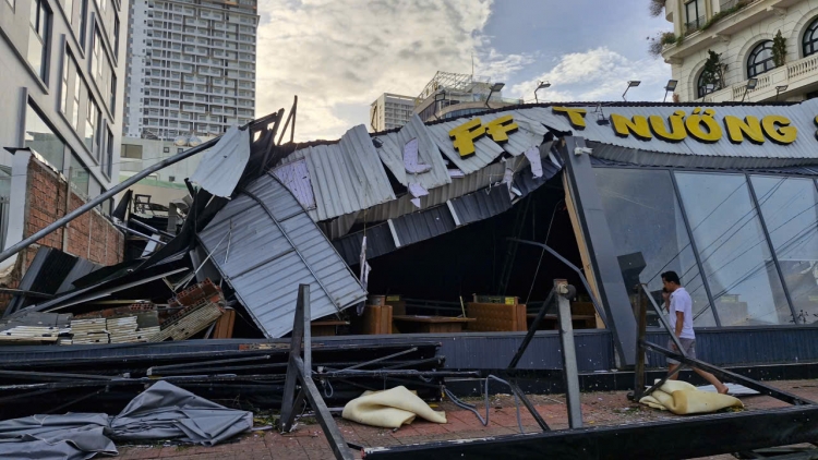 Bão số 13 làm trên 2.400 nhà tốc mái và 2 người tử vong tại Gia Lai