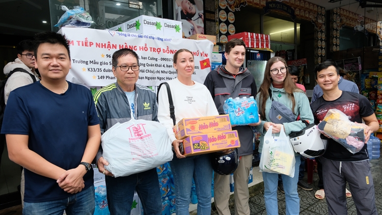 Người Đà Nẵng ngày đêm gom hàng cứu trợ gửi đến người dân vùng lũ