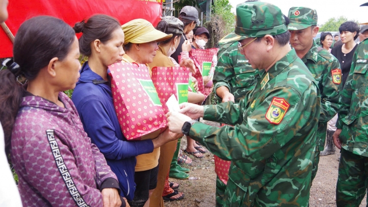 Bộ Tư lệnh Bộ đội biên phòng thăm hỏi, động viên nhân dân vùng lũ Khánh Hoà 