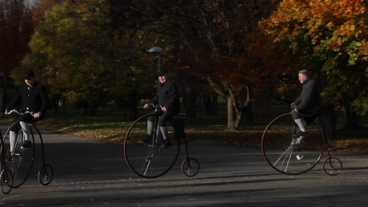 Kỳ thú cuộc đua xe đạp cổ trên đường phố Praha