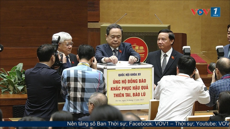 Chủ tịch Quốc hội Trần Thanh Mẫn và các ĐBQH quyên góp ủng hộ đồng bào bị ảnh hưởng bởi mưa, lũ