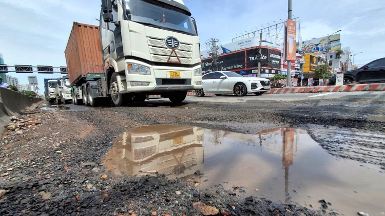 Mặt đường Quốc lộ 14B qua trung tâm TP Đà Nẵng nát như ruộng cày