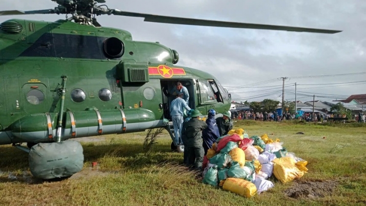 Liên tiếp các chuyến trực thăng tiếp cận cứu trợ thực phẩm cho người dân vùng lũ